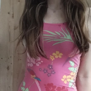 Snygg rosa sommar klänning - H&M - Säljer denna super snygga rosa klänning från H&M storlek ungefär S och är super stretching.  Endast upphämtning! (Malmö) Tar både swish och kontant.   Smsa: 0735865563 Mejl: billigafynd.lilja@gmail.com