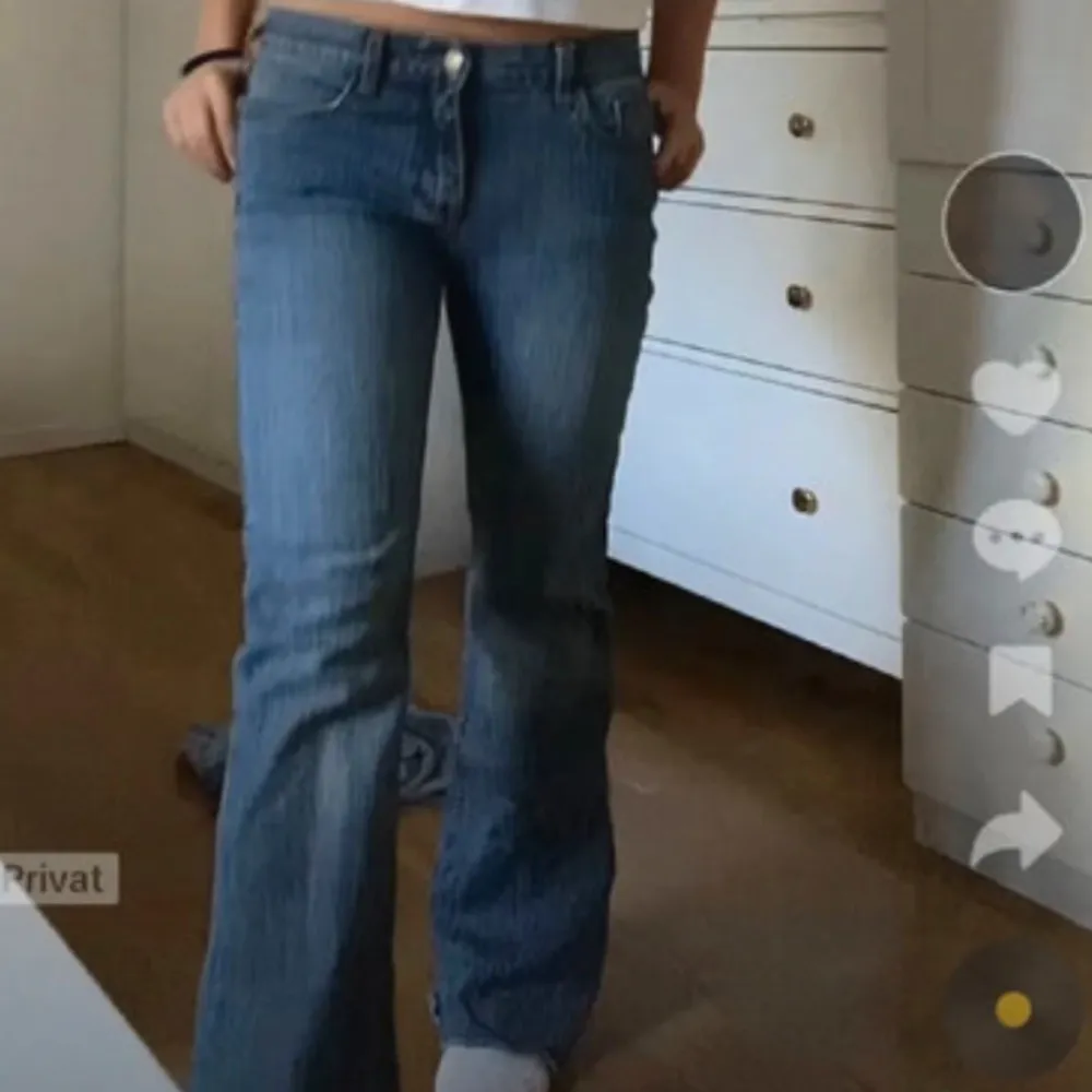 Blå lågmidjade jeans ifrån brandy Melville i storlek 36. Fint skick. Jeans & Byxor.