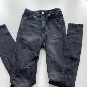 Ett par svarta jeans från monki näst intil oanvända