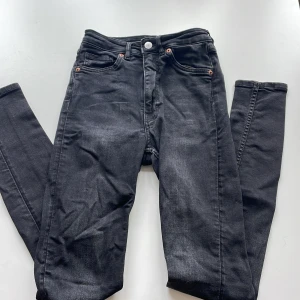 Svart jeans - Ett par svarta jeans från monki näst intil oanvända