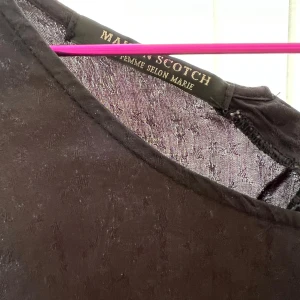 Blus Maison Scotch - Svart blus med stjärnor från Maison Scotch💖  Kontakta mig vid intresse och tveka inte med att ställa frågor 🥰