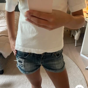 Snygga lågmidjade shorts - Lånade bilder från förra ägaren, säljer pga att de var för små. Storlek ca 34