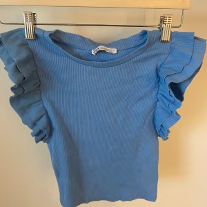 Jätte söt topp🤩 - Jätte söt topp från zara som är köpt ny i butik och använt cirka 5 ggr!!!!!! Mycket bra skick och fin färg!!!
