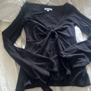 topp - finaste och skönaste toppen som man både kan klä ner och upp🖤 i Stl M/L men passar även S då man kan skysteta banden. i super fint skick!