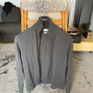 Volt full zip - These glory days (volt) full zip i merino ull. 8/10 skick. Vid frågor är det bara att skriva!