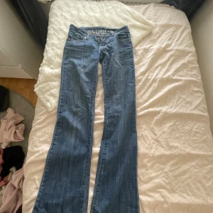 Lågmidjade skitsnygga jeans - Säljer dessa blå randiga jeans som jag köpte på Vinted men tyvärr inte satt så bra, dragkedjan är dock sönder men det går att laga därav det billiga priset, aldrig använda av mig💕skriv för bilder på och mer frågor, dom är perfekta i längden, är 160💕💕