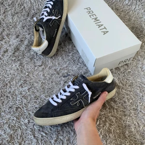 Premiata | Steven - Säljer dessa snygga Premiata skorna i blå mocka! | Fint skick men tecken på användning förekommer utan skador! | Storlek 41 sitter 0,5-1 storlek större så 42 ish. | Box och kort tillkommer vid köp!  Retail 3500kr. | Ställ gärna frågor innan du köper!