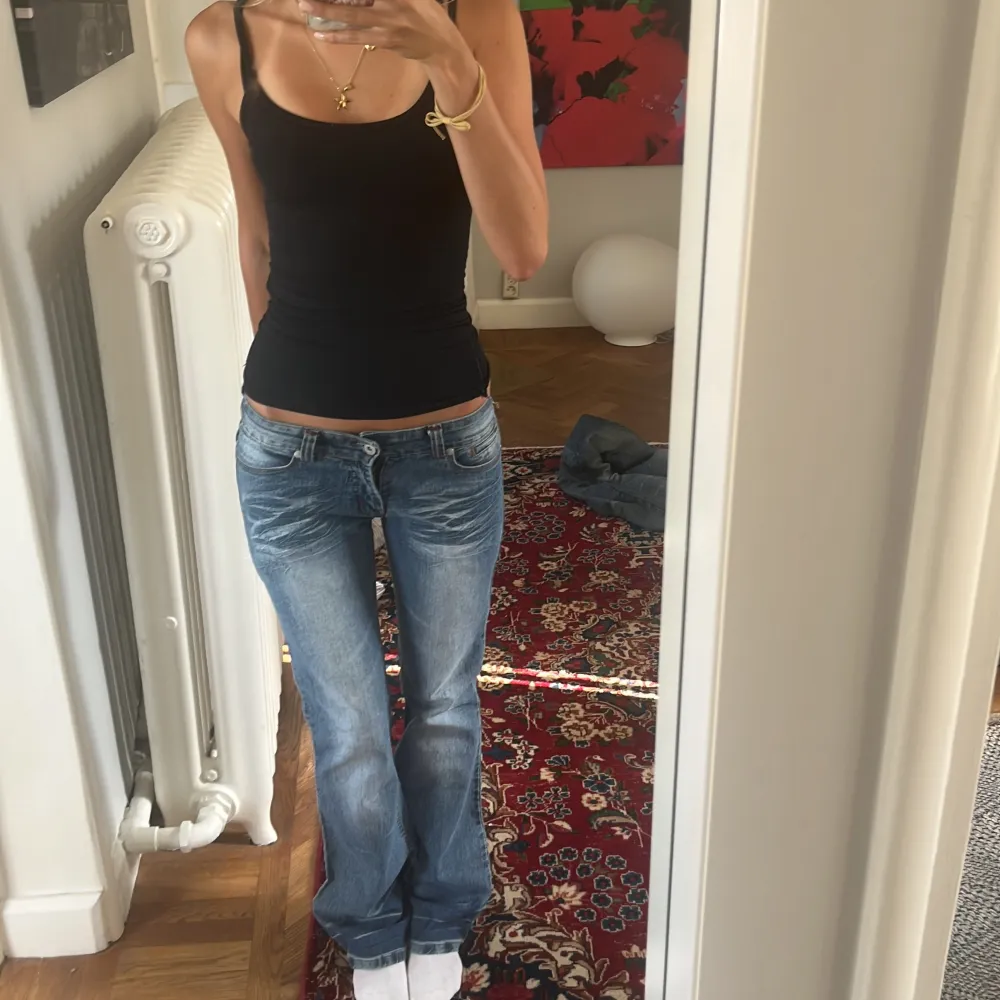 Snygga lågmidjade jeans vet ej vart de är från, midjemått ca 36 tvärs över innerbenslängden e typ 82 passar xs-s. Jeans & Byxor.