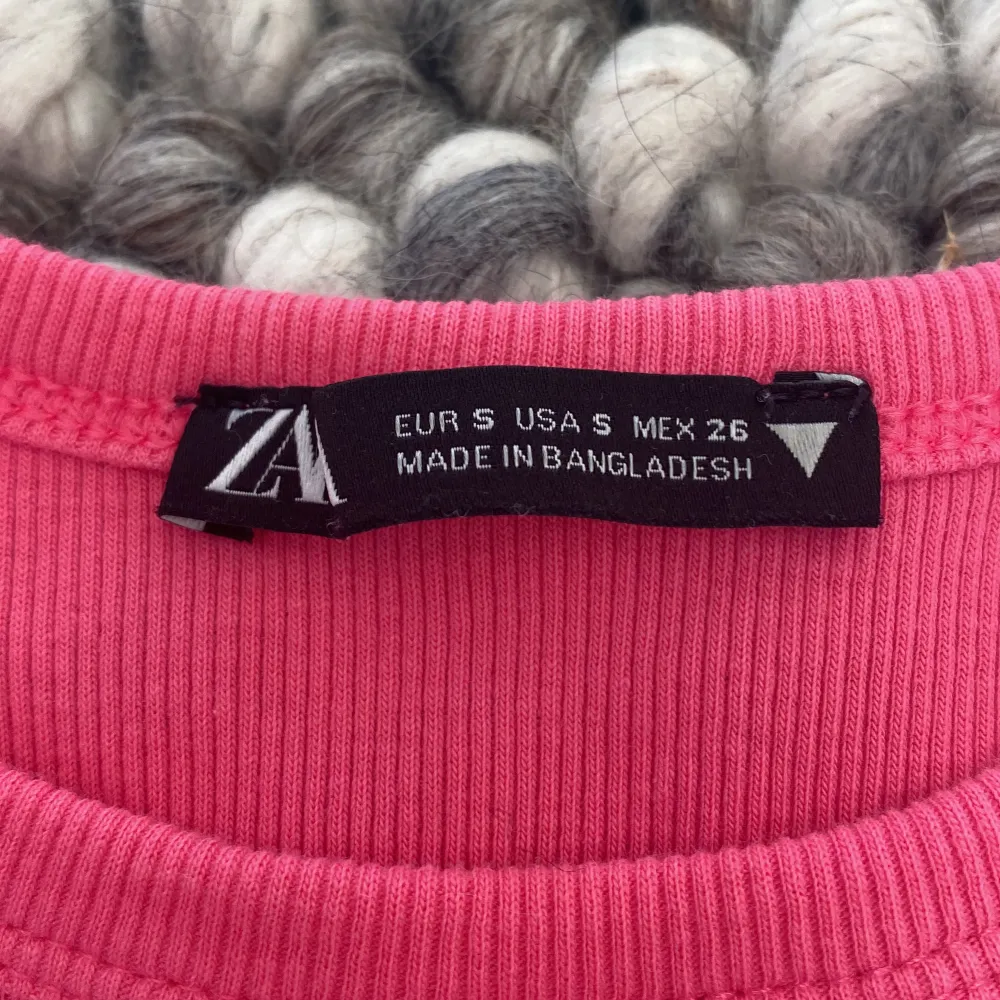 Säljer en superfin rosa ribbad linnetopp från Zara. Den är ärmlös och croppad, perfekt för sommardagar eller som ett lager under en jacka. Toppen är i storlek S och har en skön passform.. Yläosat.