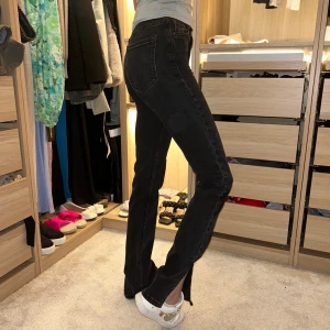 Jeans från zara - Jeans med slits från zara i storlek 32. Köpta för 399kr och säljer för 199kr