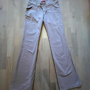 Rosa bootcut jeans - Ett par rosa bootcut jeans, köpt i spanien på en second hand. Inga fläckar elr ngt. De är ljusrosa/ljuslila. Jag är 1,65 och dom sitter bra i längden. Föreslå gärna pris!💞
