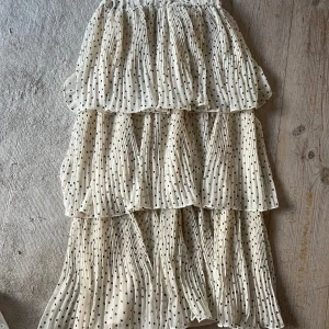 Gina Tricot kjol - Säljer denna sååå snygga kjol från Gina Tricot som är helt slutsåld!! I stolek 34😍😍