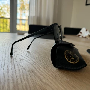 Ray-ban clubmaster solglasögon - Säljer mina hel svarta Clubmaster solbrillor med metallbågar. I nyskick knappt använda på dom inte passar mig.. köptes nya på synsam! 