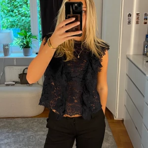 Spetstopp  - Spetstopp med volanger från zara, nypris 379. Toppen är i bra skick💕