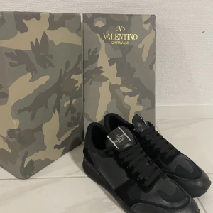 Valentino Rockrunners - Tjena säljer nu dessa skit feta Valentino Rockrunners perfekta till alla årstider och stilar,Allt OG MEDFÖLJER. Tveka inte att skriva vid funderingar     OBS! Priser är inte hugget i sten kom med prisförslag  