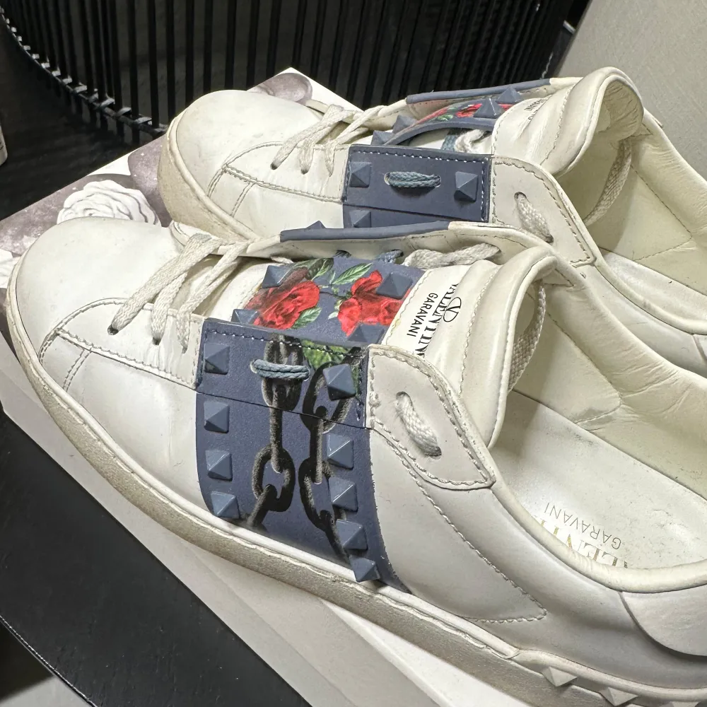 Säljer mina valentino sneakers som nästintill är helt oanvända. De är från en specialkolletion ”undercover” som köptes för något år sedan. Skriv för mer information o bilder. Ps. Har kvar skolådan, extrasnöre, kvitto och äkthetsintyg. ❤️. Skor.