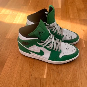 Air Jordan 1 mid lucky green - Säljer mina aj1 mid lucky green köpte dom förra året och nu har dom blivit för små. Man kan se att de har används (bild 4 och 5) men i helt okej skick annars. Lådan kan skickas med om man vill.😀