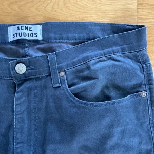 Acne studios jeans - Ett par gråa acne studios jeans i storlek 34/32. Lite stretchigt material och en skön passform.