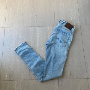 Replay Anbass Jeans  - Säljer nu dessa riktigt feta replay anbass i riktigt bra skick, skriv för fler bilder/frågor🙌🏼
