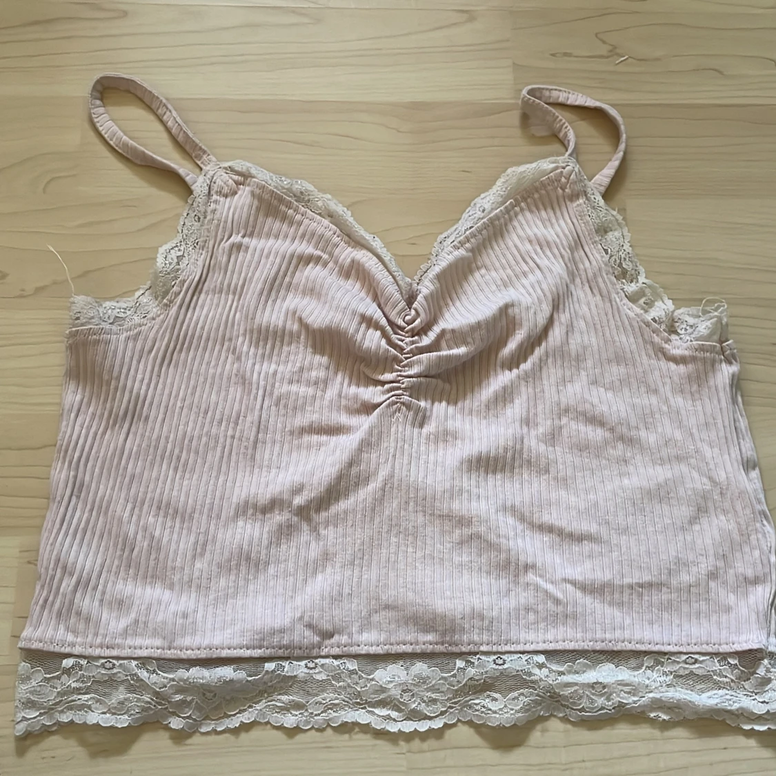 Rosa ribbad linnetopp med spetsdetaljer