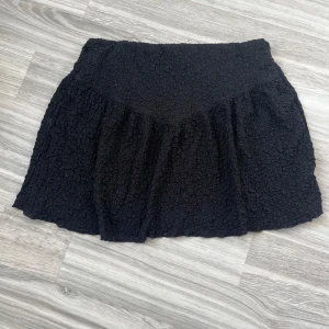 Kjol - En svart kjol från Gina tricot i storlek S. Den har små broderade blommor på. I mycket bra skick, knappt änvänd.