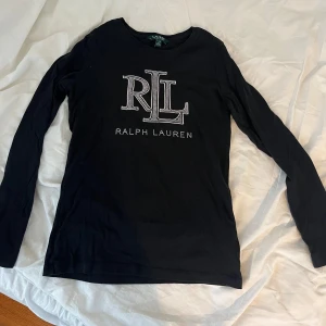 Ralph Lauren Tröja - Storlek S, texten är gjort av små stenar/diamanter. I fint skick. Tajt passform. Tunt bomullsmaterial. 