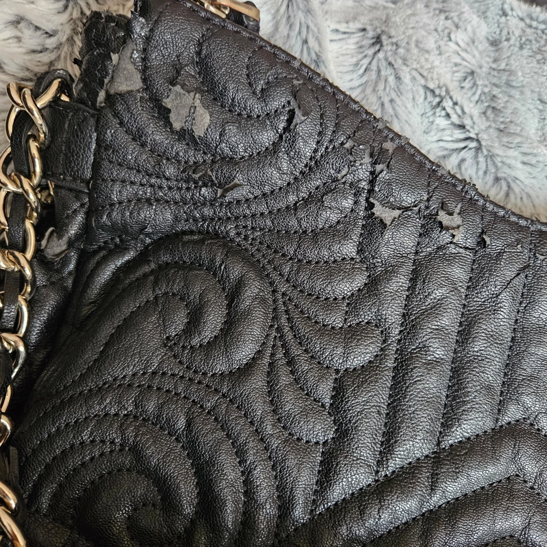 Svart quiltad axelväska från Guess - 91