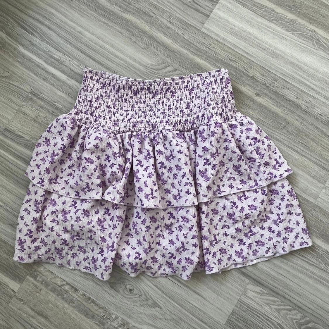 Lila blommig kjol från Gina Tricot - 90