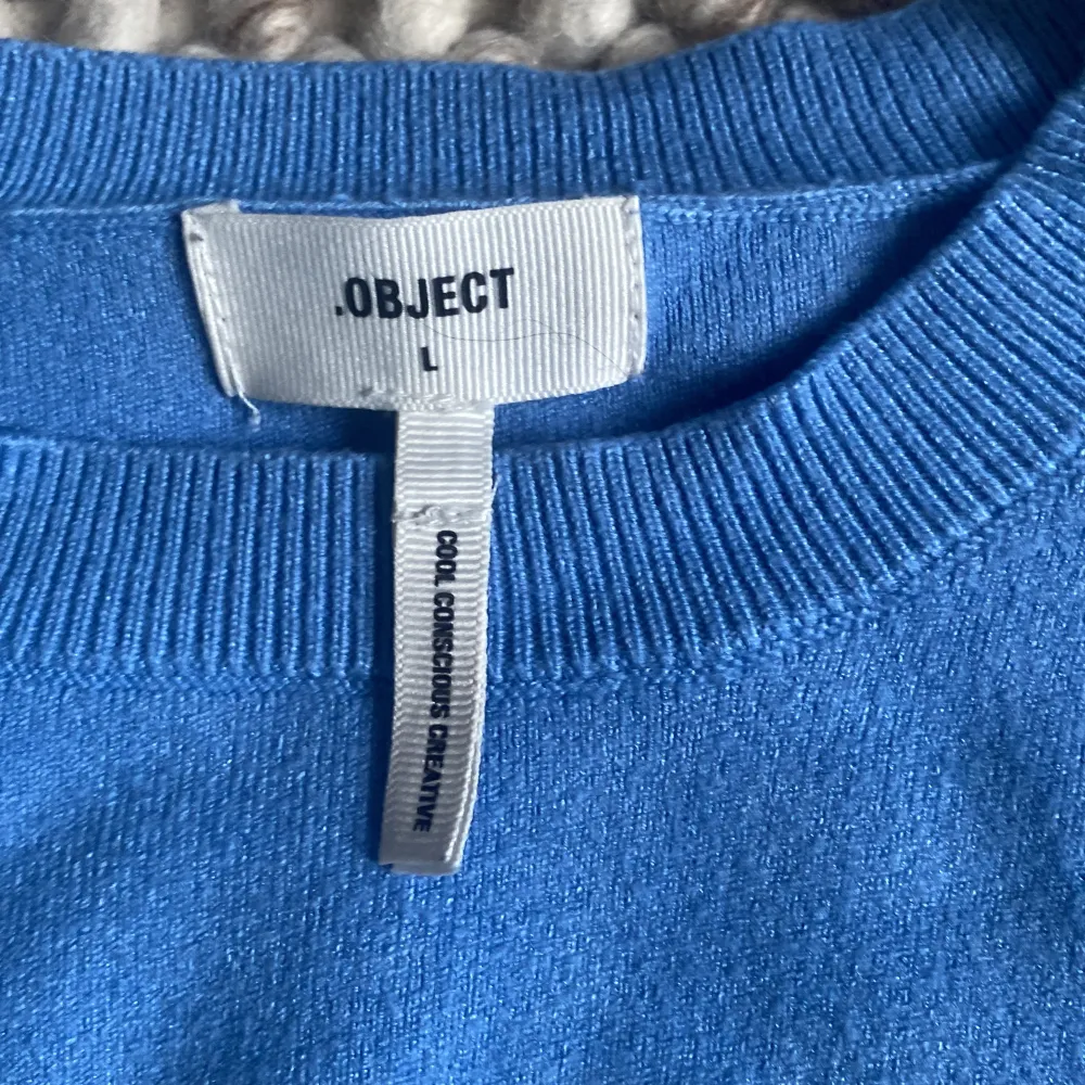 Säljer en superfin blå tröja från Object i storlek L. Den har korta ärmar med snygga broderade detaljer. Tröjan är i ett mjukt och bekvämt material, perfekt för vår och sommar. . Neuletakit & Villapaidat.