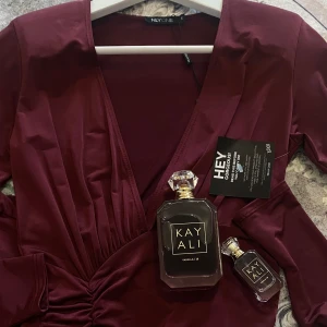 Nelly klänning i vinrött - Helt ny oanvänd klänning från Nelly. 