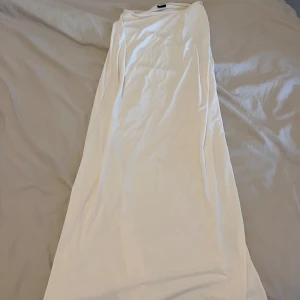 Beige kjol - Säljer denna beiga långkjol från Gina Tricot 