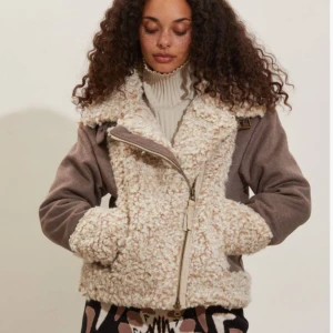 Höst/Vinter Jacka från ODD Molly - • Priset går att diskutera! • Slutsåld online  • Nypris på ~3000kr  • Nyskick, köpt ny från butik  • Använd tre gånger  • Allmänt ursnygg!