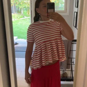 Randig volangtopp från Zara - Jättesöt topp från Zara i storlek S, endast använd ett fåtal gånger och har inga tecken på användning💕