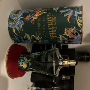  Jean Paul Gaultier Paradise garden 125ml 4.2 Oz  - Säljer min paradise garden så jag är intresserad i andra dofter, förvarat i en sval och mörk garderob, ca 120ml kvar, kvitto finns inte pågrund av att jag fick den som present. Är dessutom intresserad av byten😁👍