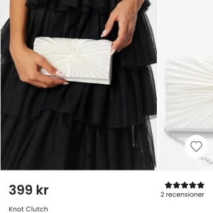 Balväska - Säljer min superfina balväska. Den är du en krämvit färg💛inga defekter så den är som i nyskick. Den har även ett avtagbart axelband som är 115 cm🫶🏻nypris 400