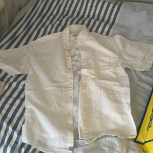 Vit kortarmad skjorta som knappt är använd. - Nyskick