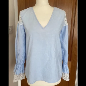 Tröja från Zara - Gullig ljusblå tröja från Zara Basic. Den har spets på axlarna och på ärmarna. Köpt för 299kr säljer för endast 40kr 