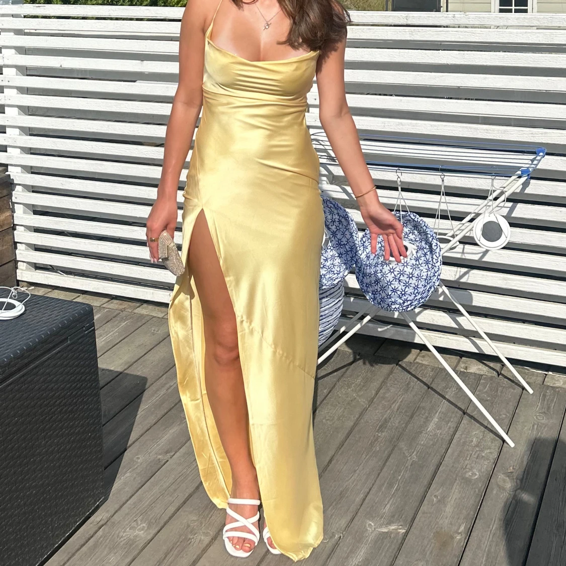 Gul sidenklänning med slits