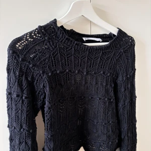 Zara Topp - Stickad topp med öppen rygg och knyt där bak! 