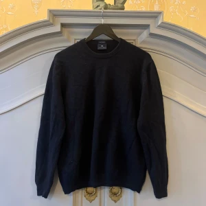 100% Kashmir tröja M - 100% Kashmir tröja från märket Christian Berg. Tröjan är i färgen marinblå och i storlek M. Mycket fint skick, köp för endast 699kr🤙