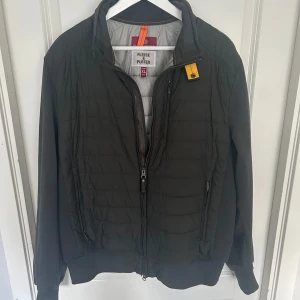 Parajumper Cardigan  - Parajumper cardigan  I princip nyskick Nypris 4000 Xl men sitter som Large Skriv PM vid intresse 