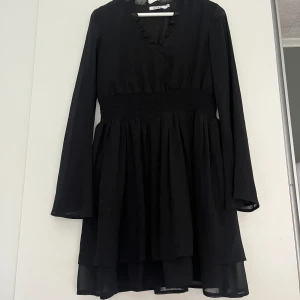 Svart klänning, stl 40 - En svart långärmad klänning som är jätte fin på och väldigt bra skick