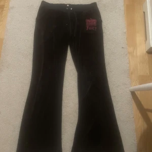 Juicy couture byxor - Använd flera gånger men vart väl omhändertagna, inte några direkt skador på plagget. De är lite för långa för mig och är 163, kom priv för mer info💞