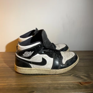 Svarta Jordan 1 - Svarta Jordan 1 säljes. Använda men går definitivt att putsa upp. 
