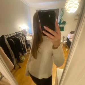 Stickad tröja  - Väldigt fin tröja men lite  knopprig vid armarna men syns knappt