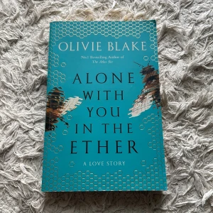 Bok av Olivie Blake - Alone with you in the either av Olivie Blake på engelska💕