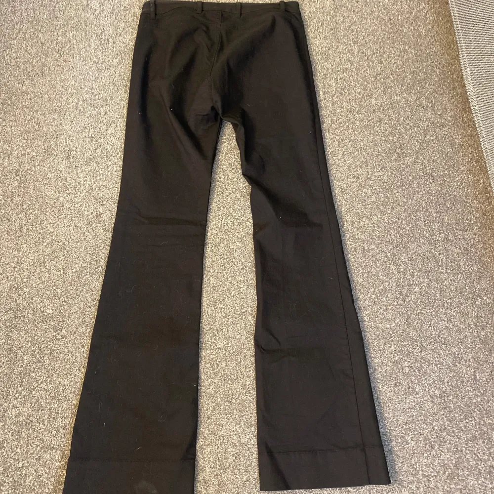 Säljer nu dessa as snygga lågmidjade bootcut jeans då det tyvär inte kommer till någon användning. Innerbenslängd 82 midjemått 40 rakt över. . Jeans & Byxor.