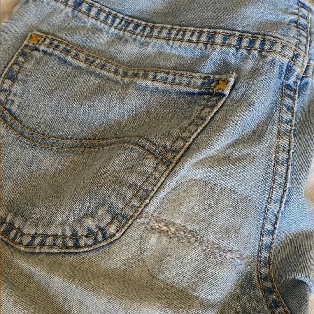 Säljer dessa lågmidjade jeans från lee. Köpte här på plick men söljer igen då de va för stora 🥰. Jeans & Byxor.