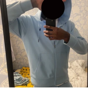 Polo ralph lauren tracksuit - Såljer min Polo tracksuit  Billigt på grund av ena snöret är sönder Jag är 193, byxorna är lite mer som L +