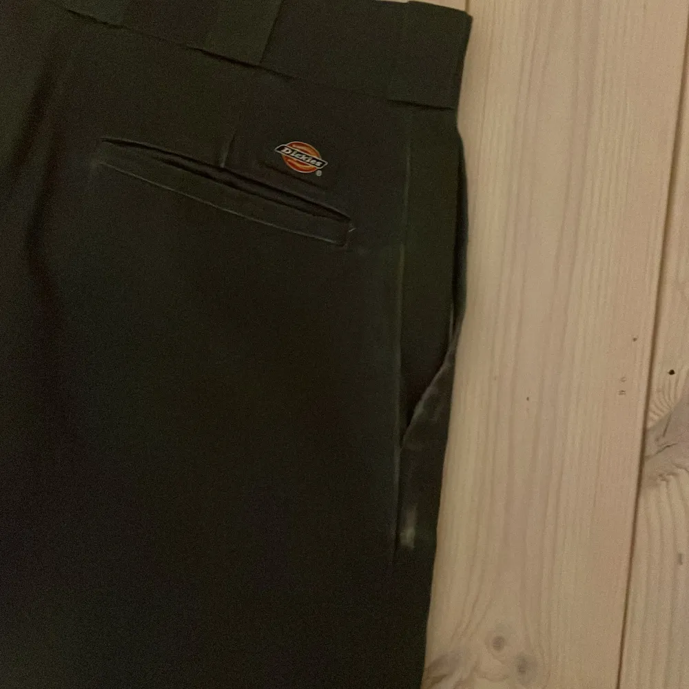 Säljer ett par dickies 874 original fit. De har några små defekter (synliga i bilderna) rätt bra skick. Priset kan diskuteras.. Jeans & Byxor.